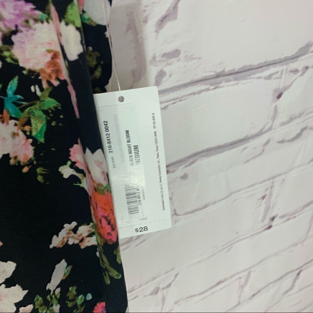 Decree medium top - BNWT!‎ - Picture 3 of 5
